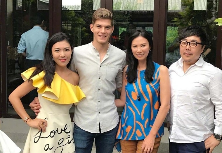 邓文迪搂小男友开趴