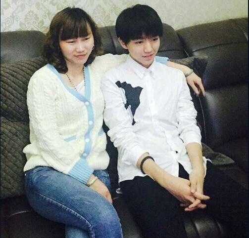 娱乐圈小鲜肉和妈妈合照大曝光 陈伟霆妈妈贵气杨洋妈妈好美