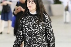 杨钰莹戴眼镜现身秀腿 保养得宜