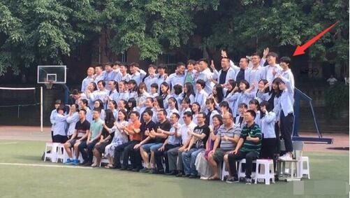 王俊凯拍高中毕业照曝光站在最后一排边上 看上去身高有点矮