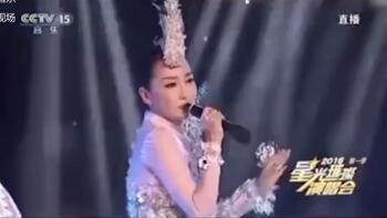 明星演唱车祸现场集锦笑疯网友 陈奕迅捡话筒汪峰失声跑调