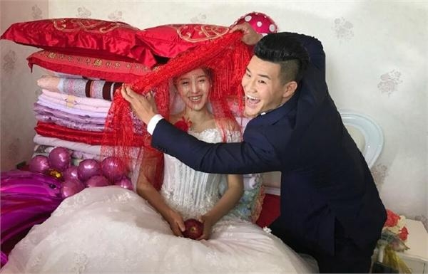 “嘎子哥”谢孟伟举办婚礼娇妻抢镜 可网友关心的却是……