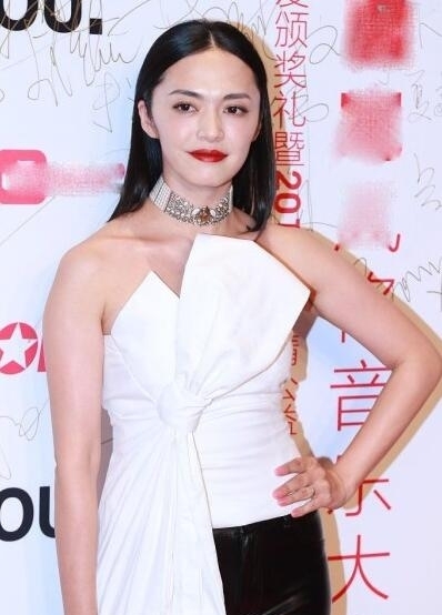 辣妈姚晨穿抹胸上衣秀香肩锁骨 胳膊有些粗