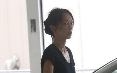 小三女星叶月里绪菜离婚后复出 紧贴珠宝商疑考虑三嫁