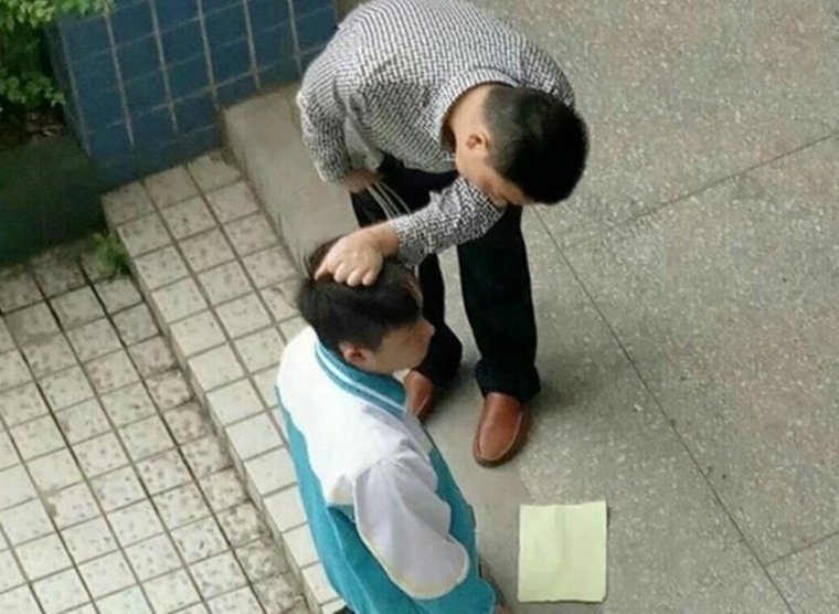 中学教师当众施暴