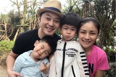 小鱼儿吃饭暴躁要求拿勺子 胡可说3个字搞定儿子
