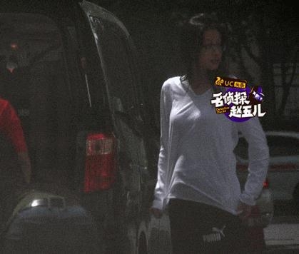董子健老婆当街撩衣挠痒遭偷拍 8个字霸气回应被赞接地气