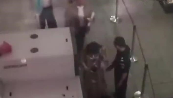 多名女子遭安检袭胸