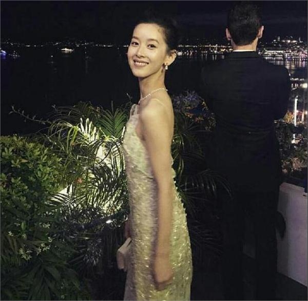 奶茶妹妹晒侧身照秀香肩 一言难尽的身材抢走刘强东风头
