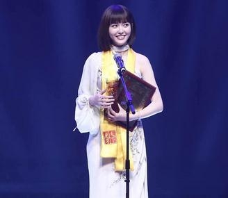 李易峰唐嫣华鼎奖封视帝视后 尴尬的是竞争对手一个没到场