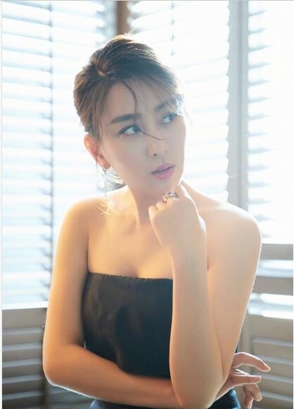 马苏获奖后台下画风突变 手拿奖杯当酒杯搞怪自拍