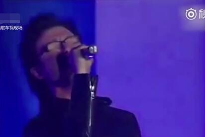 明星演唱车祸现场集锦笑疯网友 陈奕迅捡话筒汪峰失声跑调