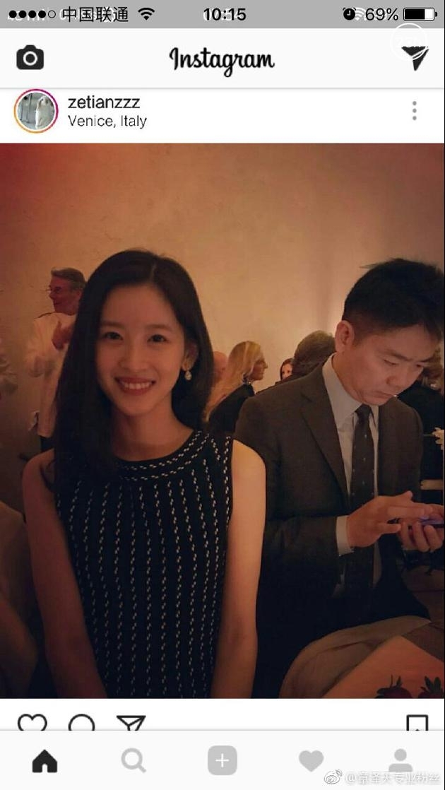 奶茶妹妹晒与老公合照秀恩爱 刘强东一旁玩手机