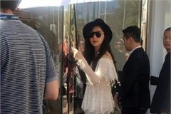 网友戛纳偶遇范冰冰 身穿白色长裙的冰冰似天仙