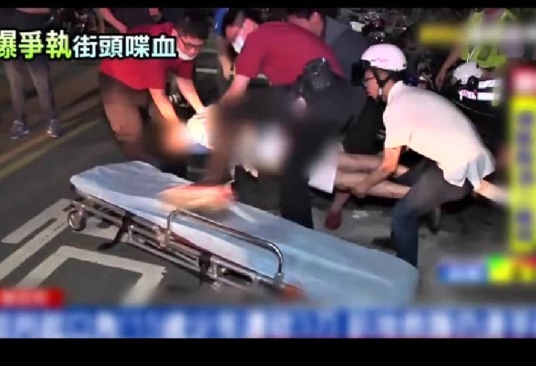 少年被砍仍玩手機