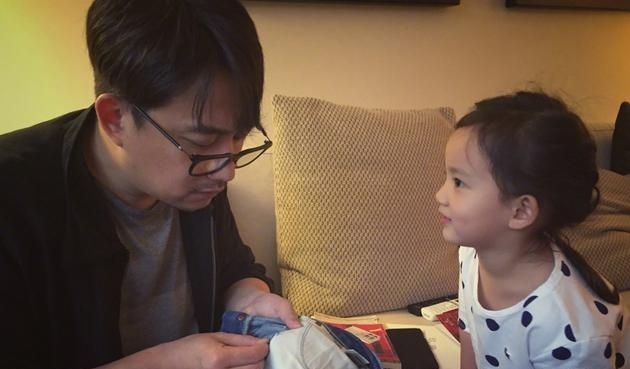 黄磊三胎儿子出生 干爹汪俊狂喜发微博:7斤7两 健壮如磊帅气如我