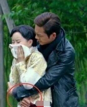   细节见人品，邓超在跑男中的表现很让人舒心，已经有妻室的他与女嘉宾有亲密行为时，很会注意分寸，背着女嘉宾做游戏时，双手没有接触对方的身体，而是呈握拳状态。  这种行为很暖对吗?有人给这个动作起了个名字，叫做绅士手。而同样注重细节的还有陈伟霆。  在内地发展的这几年，陈伟霆演艺事业走向了巅峰期，唱歌、拍戏、参加综艺节目，他合作的女艺人越来越多，但负面新闻却减少了，这点真是难能可贵。  那么陈伟霆的人品怎么样呢?看他和女嘉宾接触的动作就行了。背着女嘉宾时，双手抓住自己的衣服，把对方牢牢背在自己背上。  片场拍戏正高兴着呢，陈伟霆抱着搭档男友力max，同时又手握拳头状，给对方最大的尊重。  安慰哭得不成样子的女搭档，从背后来个温暖的拥抱，双手交叉在搭档胸前时照样握拳。  即便是合照也不能没有分寸，陈伟霆的拳头在马苏肩膀上尤为抢眼。  与邓紫棋亲密搂肩，也不占对方便宜。