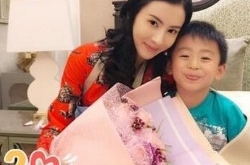 张柏芝片场获小儿子探班 小Q卖萌吐舌超可爱