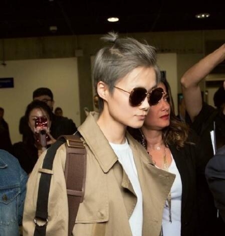 继穿裙子露事业线之后 李宇春的大胆尝试又让人眼前一亮