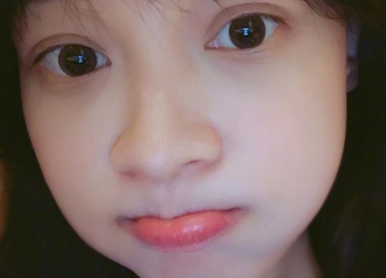 孙怡晒自拍卖萌