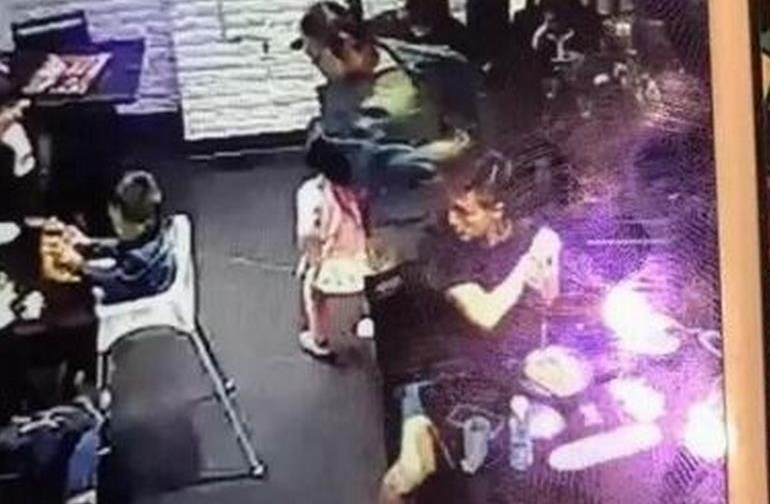 女大学生飞踹女童视频