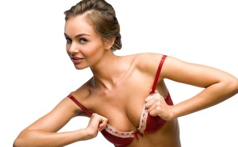女人乳房下垂怎麼辦 如何讓乳房保持堅挺 改善乳房下垂的方法