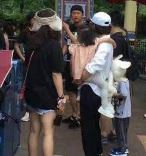 邓超孙俪一家四口游上海迪士尼 超哥因没抱孩子被指不是好爸爸