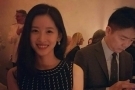 奶茶妹妹对镜头甜美拍照 刘强东却只顾玩手机