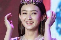 赵丽颖把皇冠戴反，穿着短裙把皇冠当花环