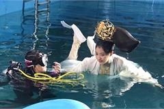 于正晒照夸关晓彤拍水下戏很敬业 摔伤的杨幂听