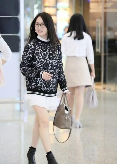 杨钰莹戴眼镜现身秀腿 保养得宜 