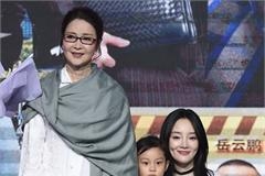 李小璐一家三代同框渐变色皮肤很惹眼 最委屈的