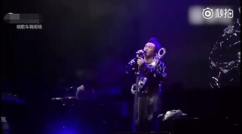 明星演唱车祸现场集锦笑疯网友 陈奕迅捡话筒汪峰失声跑调