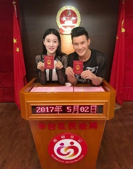 小兵张嘎谢孟伟登记结婚 当年小男孩变肌肉猛男娶圈外美女