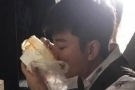 贾乃亮全身脏兮兮 吃饭狼吞虎咽像个小乞丐