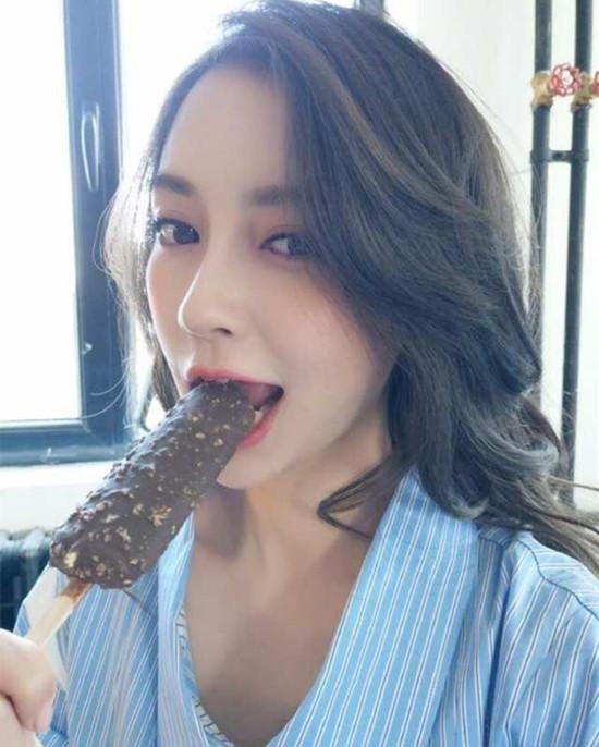 baby自拍吃雪糕红唇抢眼 网友说她这一口咬来了百万