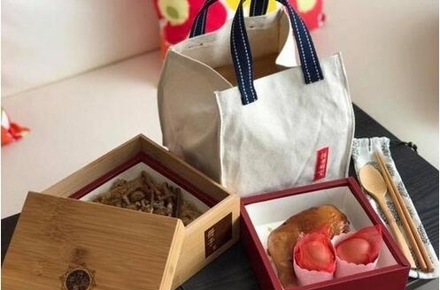 Ella晒照庆祝儿子满月 设计招柴劲宝环保袋