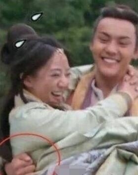   细节见人品，邓超在跑男中的表现很让人舒心，已经有妻室的他与女嘉宾有亲密行为时，很会注意分寸，背着女嘉宾做游戏时，双手没有接触对方的身体，而是呈握拳状态。  这种行为很暖对吗?有人给这个动作起了个名字，叫做绅士手。而同样注重细节的还有陈伟霆。  在内地发展的这几年，陈伟霆演艺事业走向了巅峰期，唱歌、拍戏、参加综艺节目，他合作的女艺人越来越多，但负面新闻却减少了，这点真是难能可贵。  那么陈伟霆的人品怎么样呢?看他和女嘉宾接触的动作就行了。背着女嘉宾时，双手抓住自己的衣服，把对方牢牢背在自己背上。  片场拍戏正高兴着呢，陈伟霆抱着搭档男友力max，同时又手握拳头状，给对方最大的尊重。  安慰哭得不成样子的女搭档，从背后来个温暖的拥抱，双手交叉在搭档胸前时照样握拳。  即便是合照也不能没有分寸，陈伟霆的拳头在马苏肩膀上尤为抢眼。  与邓紫棋亲密搂肩，也不占对方便宜。