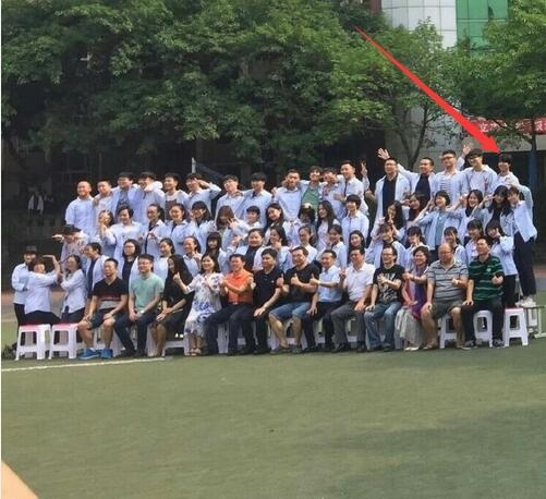 王俊凯拍高中毕业照曝光站在最后一排边上 看上去身高有点矮