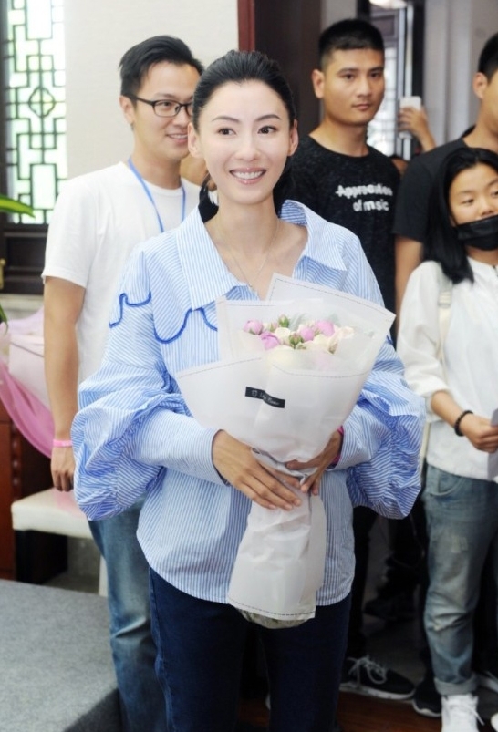 粉丝秘密筹备生日会场 张柏芝感动眼泛泪光