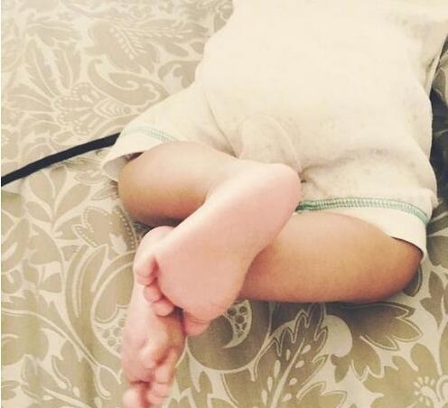 辣妈姚晨晒女儿六月照 小茉莉肉嘟嘟超萌