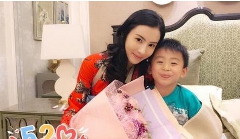 张柏芝片场获小儿子探班 小Q卖萌吐舌超可爱