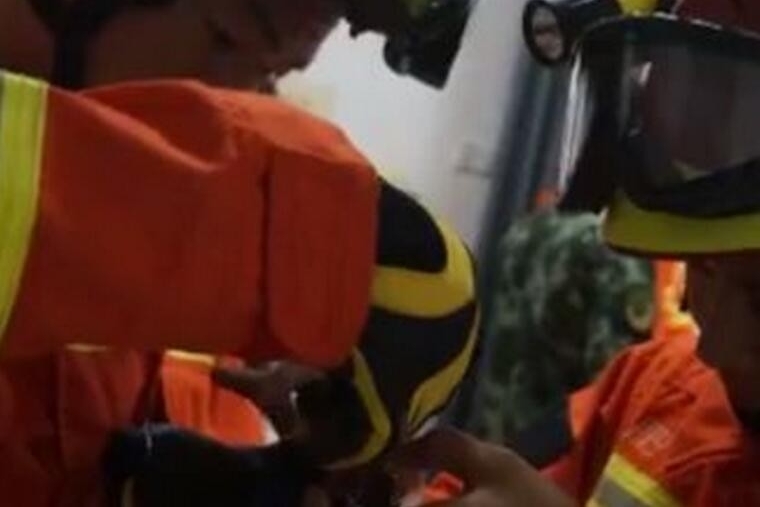老汉下体被螺栓套住