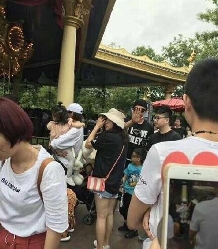 网曝邓超夫妇带娃游迪士尼 一家四口十分有爱