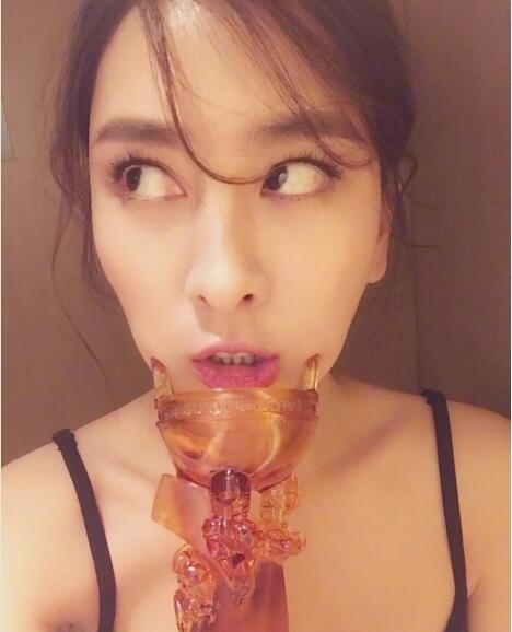 马苏获奖后台下画风突变 手拿奖杯当酒杯搞怪自拍