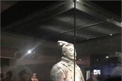 陈冠希参观兵马俑难得认真一次 却尴尬被游客错