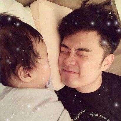 陈赫谈前妻许婧害怕上热搜 张子萱退娱乐圈卖80块T恤就因此  陈赫谈前妻许婧仍互相关心 张子萱隐退卖80块T恤是这个原因  陈赫许婧离婚已经两年了，现在还跟张子萱生下了女儿，三人之间的关系却仍旧是剪不断理还乱，每次有一个人上热搜，另外两个同样是不可避免地躺枪，大众的舆论也从一开始的同情许婧，转变成现在3个人都挨骂。时隔两年，陈赫在昨天上线的最新一期《拜托了冰箱》中首度回应与许婧离婚后的关系，希望遏制舆论向跑偏的方向进一步发展。  从《爱情公寓》中的“好男人”曾小贤变成人遭唾骂的渣男，陈赫这两年经历的事情很多，在与张子萱的恋情曝光后，许婧一度成为大众眼中的受害者，但随着她越来越多地出现在公众视线中时，舆论开始发生反转了，网上一度流传着陈赫许婧买水军互相消费的消息，3人每一次上热搜都会被扒得底朝天，更会被骂得狗血淋头。  早前许婧在公开亮相拍摄广告宣传片时，用到了诸如“放下一切”、“释怀过往”等词语。好巧不巧的是，陈赫当时就在社交平台发文指一些人为了利益制造恶意，更怒斥消费别人的过去并不光彩，一度被质疑是怼许婧。而在许婧亮相《天天向上》再度被指责是炒作消费陈赫后，许婧为此专程写了一篇长文指责被泼脏水。  也正因为这两则看似你来我往的发文，陈赫和许婧被质疑相互买水军消费对方。对于这件事，陈赫在节目中坦言，现在这件事仍旧是他在网络上最怕触碰的地方，更不会主动买水军挑起事端，许婧之所以会经常发一些文章，是因为没有经历过来自网络的压力，然而在网络上写得越多越错，所以造成了外界的误解。他和许婧虽然已经离婚，但到现在仍旧是朋友，甚至还会互相关心，这次上节目聊这些也是事先问过许婧意见，得到了应允。  陈赫之所以选择现在而不是等过十年说这件事，是因为现在舆论对包括许婧在内的很多人都造成了一些伤害，他只是想尽自己所能制止谣言扩散。  说起陈赫许婧婚姻中受到伤害的人，张子萱自然是不得不提的一个对象了。从2015年初陈赫离婚事件开始，张子萱在舆论压力之下一直保持沉默，甚至直接隐退了娱乐圈，关闭微博评论卖起了衣服。  在现在张子萱的微博日常中，不难发现基本都是清一色的服装广告信息，一件T恤甚至才80多元，比某些网红卖的价格都要亲民。即便是偶尔做个抽奖赠送衣服的活动，也只使用转发和点赞，根本不敢看大家的评论，可想而知她对舆论压力是有多害怕。  或许会有人说，张子萱、陈赫和许婧3人现在会被骂得这么惨都是自己作的，没有当初的信誓旦旦和背叛就不会闹出这么多事。事情确实如此，但就跟陈赫自己说的一样，每个人都会犯错，他从来没有否认过一些东西，但现在的舆论传得越来越离谱，给每个人都造成了伤害不得不出来澄清。  明星也是普通人，婚姻生活同样是柴米油盐，相处和谐与否也只有当事人最清楚，到底陈赫、许婧亦或是张子萱，谁在这场婚姻闹剧中责任更大，这都是他们自己的事情，大家作为吃瓜群众看看热闹就好，不比太过较真，一门心思找他人婚姻的茬，这跟第三者又有何区别呢?