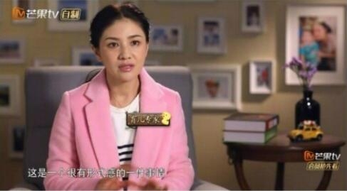 小鱼儿吃饭暴躁要求拿勺子 胡可说3个字搞定儿子网友佩服不已  