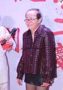 继穿裙子露事业线之后 李宇春的大胆尝试又让人眼前一亮
