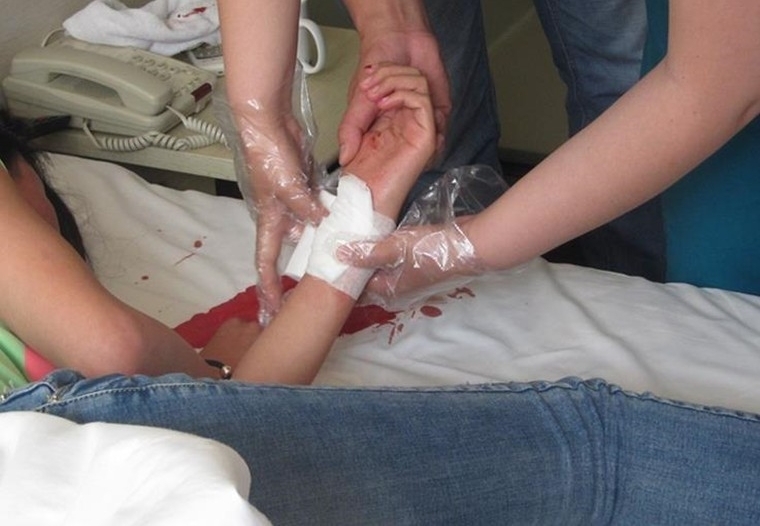 女子直播割腕昏迷
